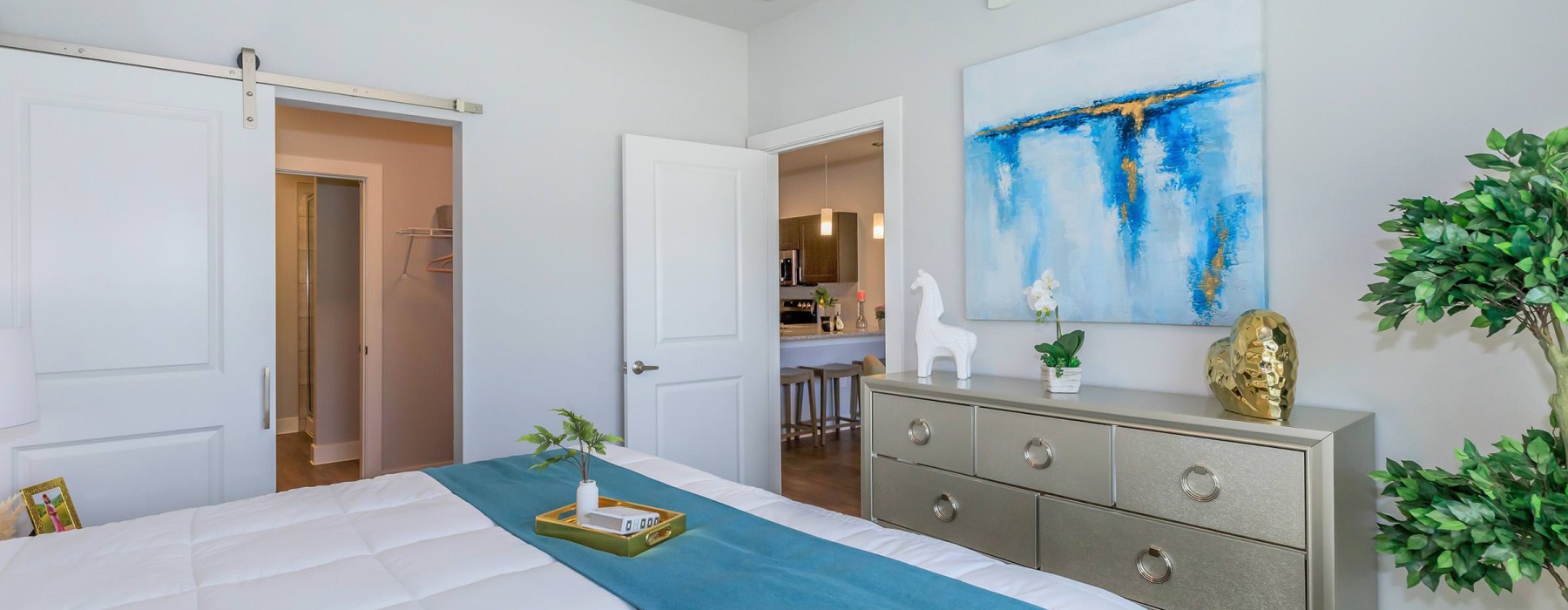 bedroom with ceiling fan plant and tables